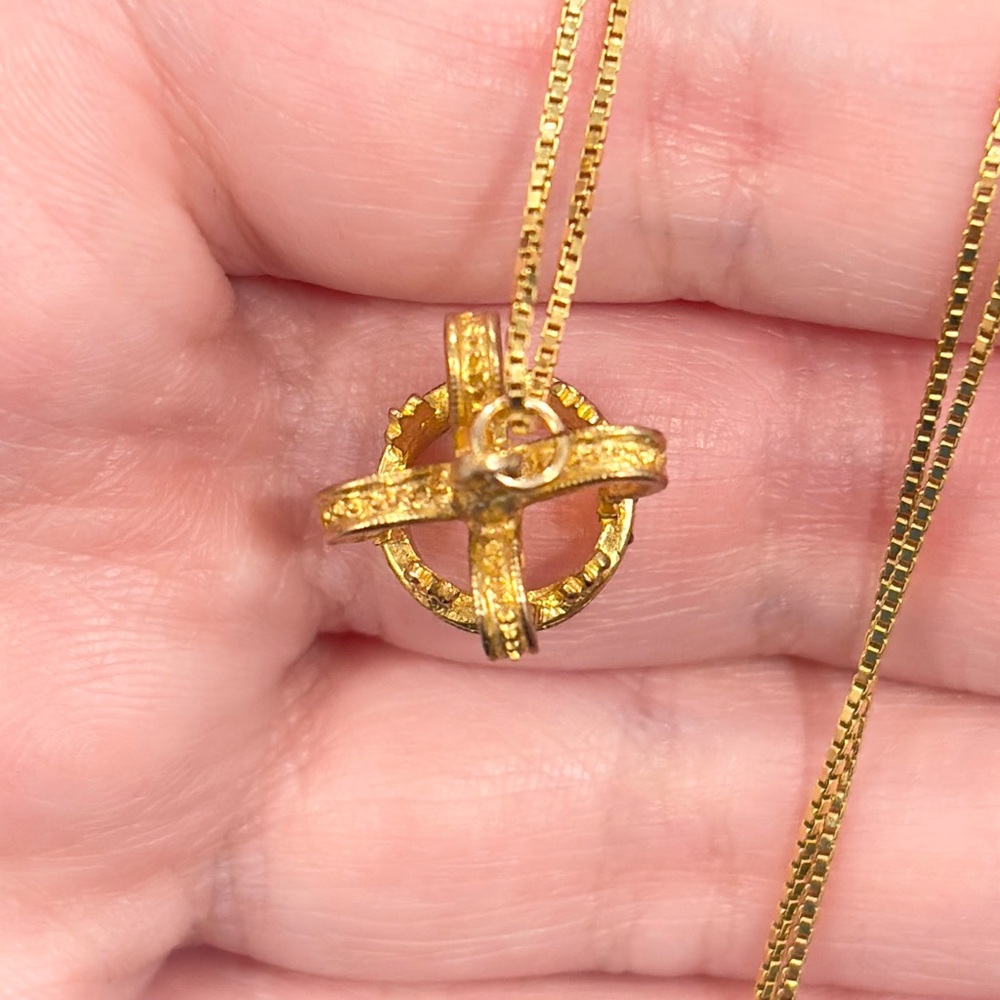 Vintage 9K Crown Pendant, 3D Monarch Regal, Colorful Charm, British - Picture 10 of 14